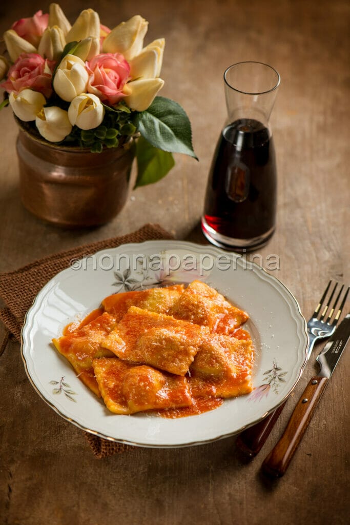 anolini di parma al sugo