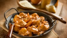 Tortelli con salsa di funghi, una piatto emiliano Tortelli con salsa di funghi, una piatto emiliano