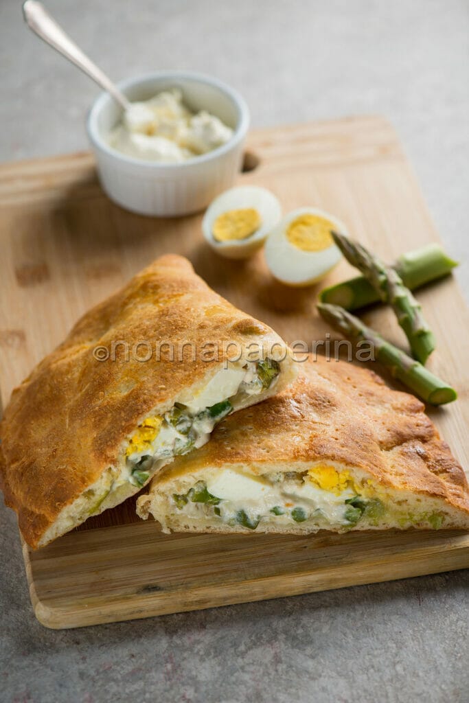 Calzone con formaggio e asparagi