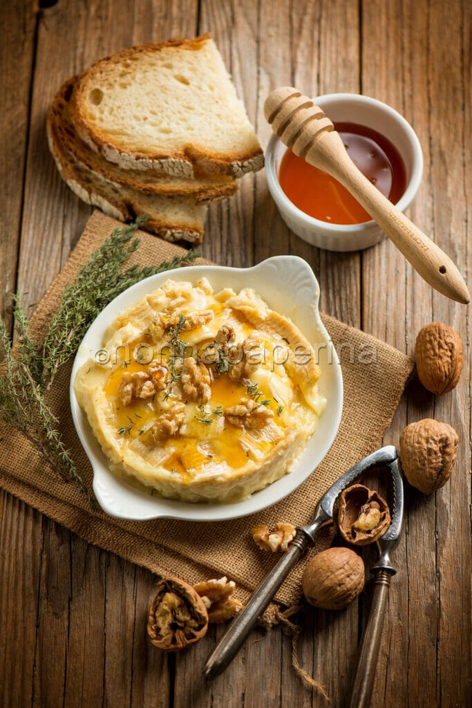 Camembert al forno con timo e miele Camembert al forno con timo e miele