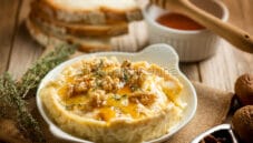 Camembert al forno con timo e miele, ricetta sfiziosa