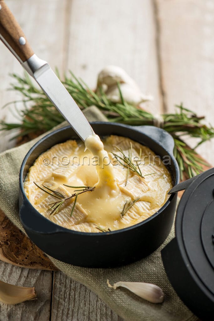 Camembert con aglio e rosmarino