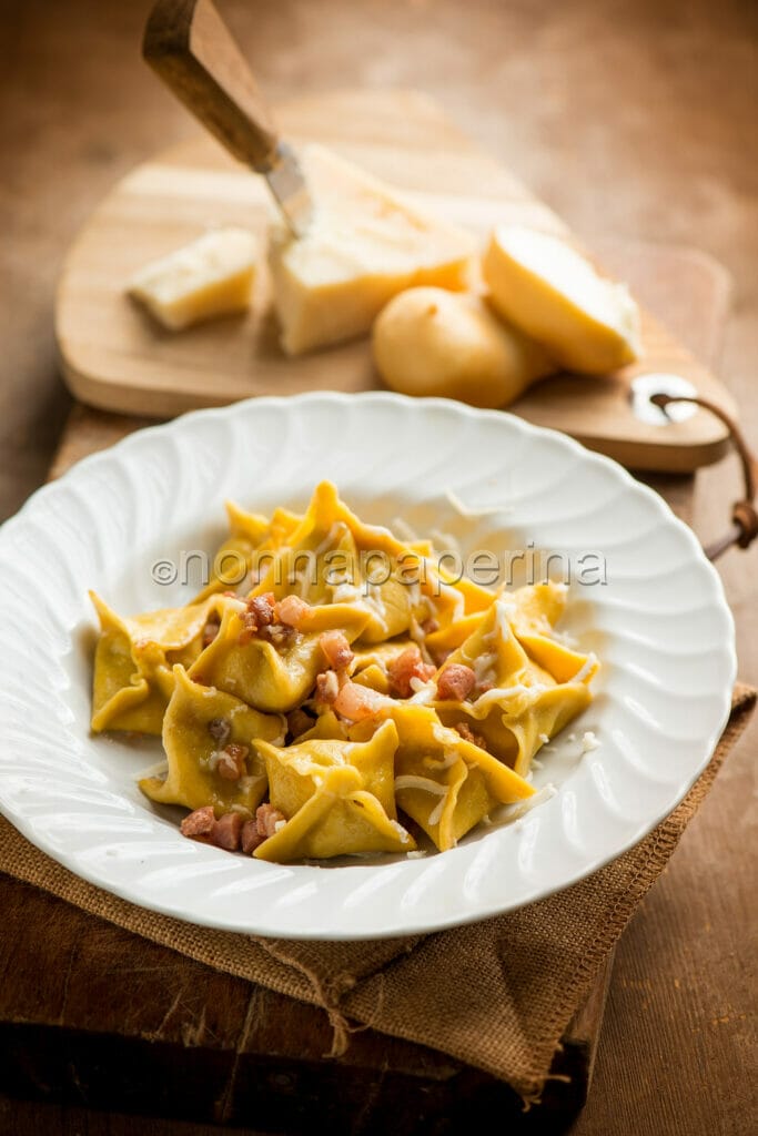 fagottini ripieni con carne di gallina fagottini ripieni con carne di gallina