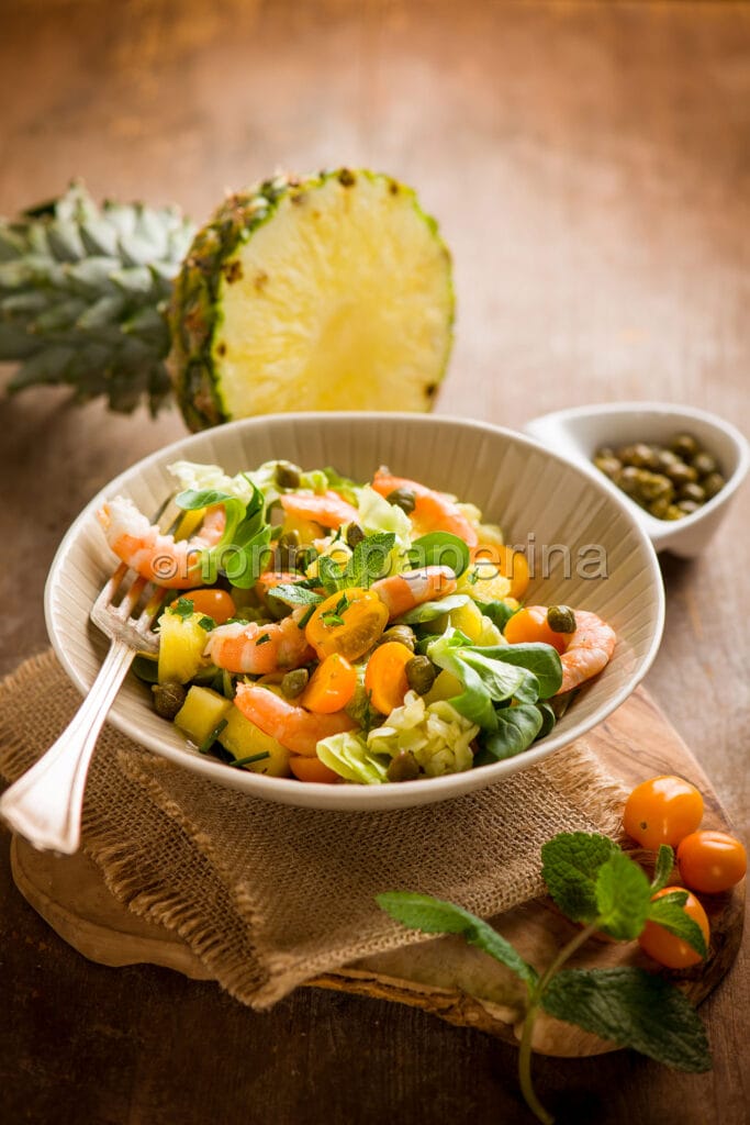 Insalata di ananas e gamberi