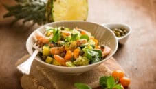 Insalata di ananas e gamberi, un pasto completo Insalata di ananas e gamberi, un pasto completo