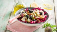 Insalata di carciofi, un contorno colorato e salutare Insalata di carciofi, un contorno colorato e salutare