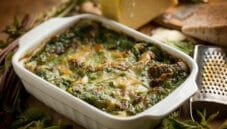 Lasagna con erbe spontanee, piatto colorato e leggero