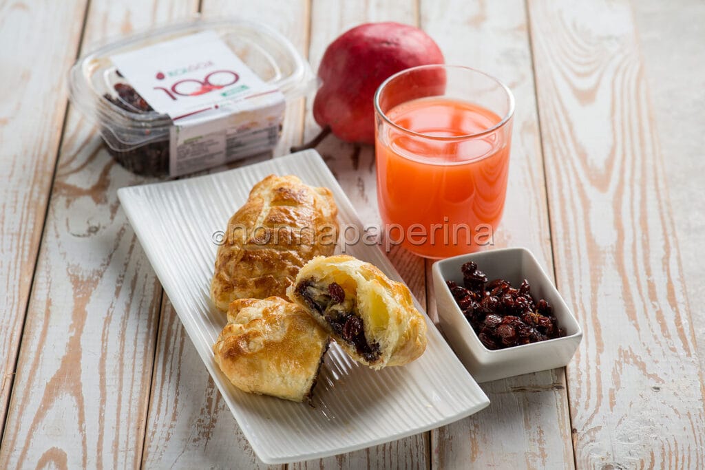 Mini strudel con banana e bacche di goji Mini strudel con banana e bacche di goji