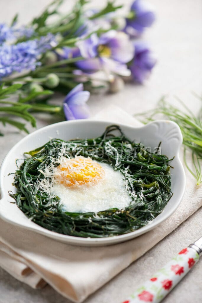 Nidi di agretti con le uova Nidi di agretti con le uova