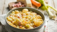 Pasta e patate con provola e pancetta, un primo rustico