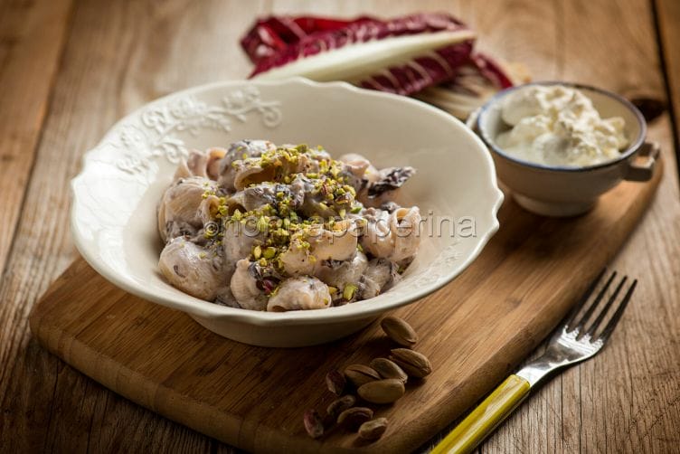 Pasta con radicchio e ricotta, un primo sostanzioso Pipe con radicchio e ricotta