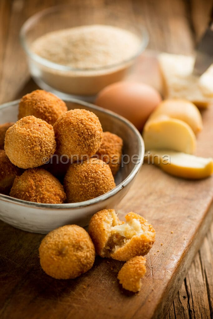 Polpettine di pane e formaggio