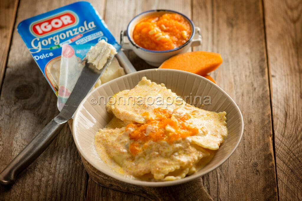 Ravioli con pesto di zucca e gorgonzola