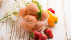 Sorbetto alla fragola e menta, un dessert speciale
