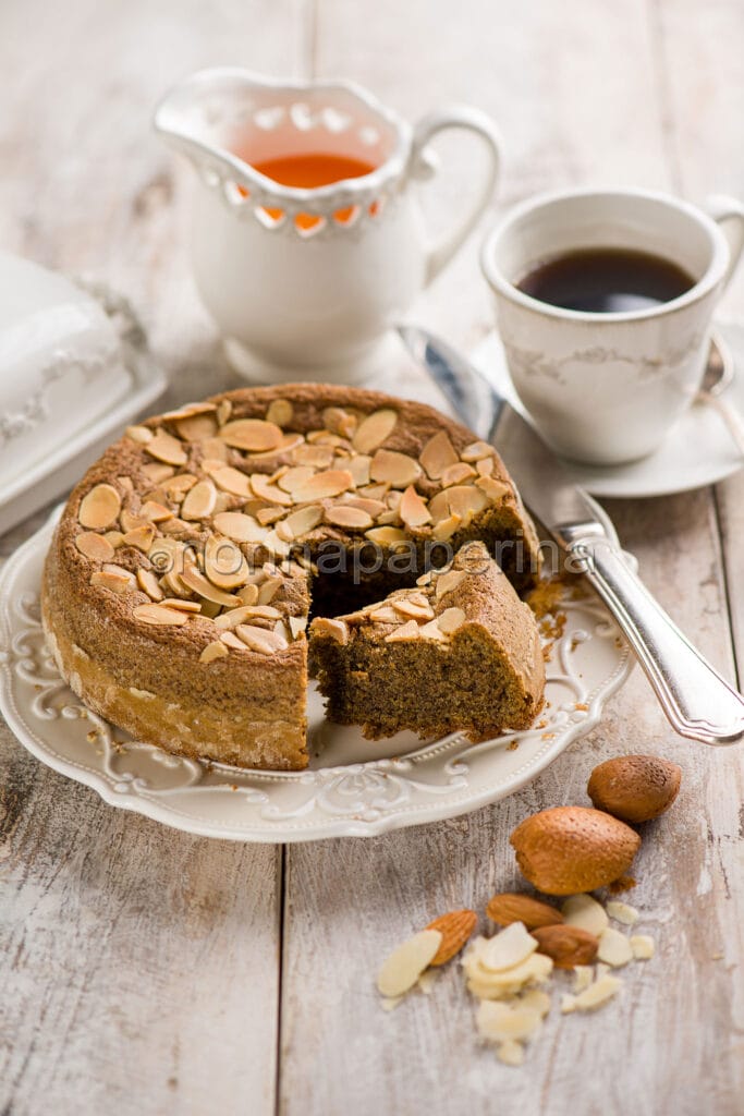 Torta di canapa con scaglie di mandorle