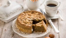 Torta di canapa con scaglie di mandorle