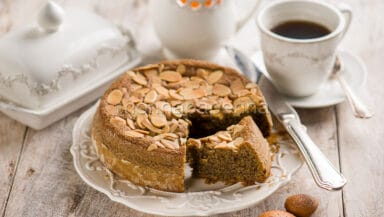 Torta di canapa con scaglie di mandorle