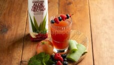 Bevanda con aloe e frutti di bosco, un drink fresco
