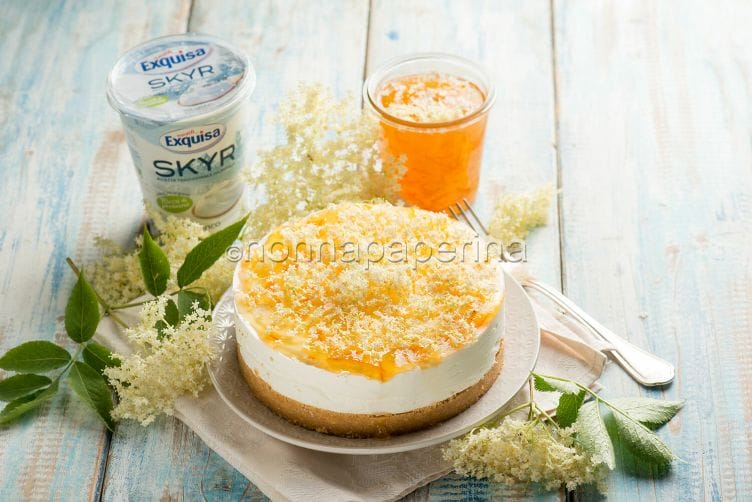 Cheesecake con arance e fiori di sambuco, dolce unico Cheesecake con arance e fiori di sambuco