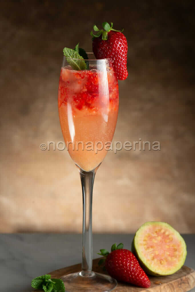 Cocktail analcolico con guava e fragole Cocktail analcolico con guava e fragole
