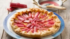 Crostata al rabarbaro, un dolce buono e colorato Crostata al rabarbaro, un dolce buono e colorato