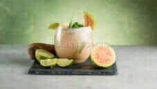 Guava mojito, un cocktail dallo spirito tropicale