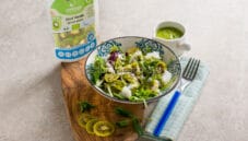 Insalata di merluzzo e kiwi disidratato, un piatto completo