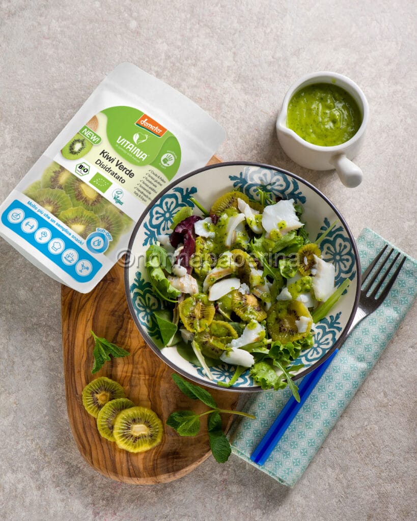 Insalata di merluzzo e kiwi disidratato