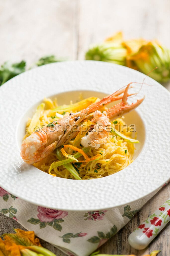 Maccheroncini con scampi e fiori di zucca Maccheroncini con scampi e fiori di zucca