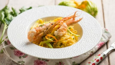 Maccheroncini con scampi e fiori di zucca