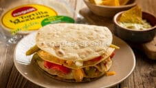Millefoglie di tortillas con pollo e peperoni, una delizia