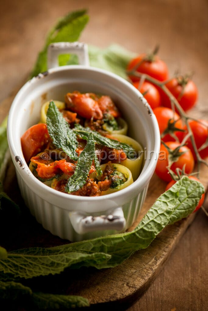 Paccheri ripieni con borragine e salsiccia