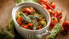 Paccheri ripieni con borragine e salsiccia, un piatto unico