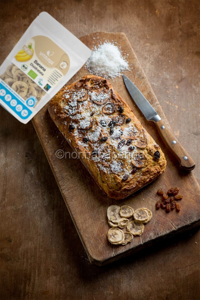 Pandolce con uvetta e banane disidratate