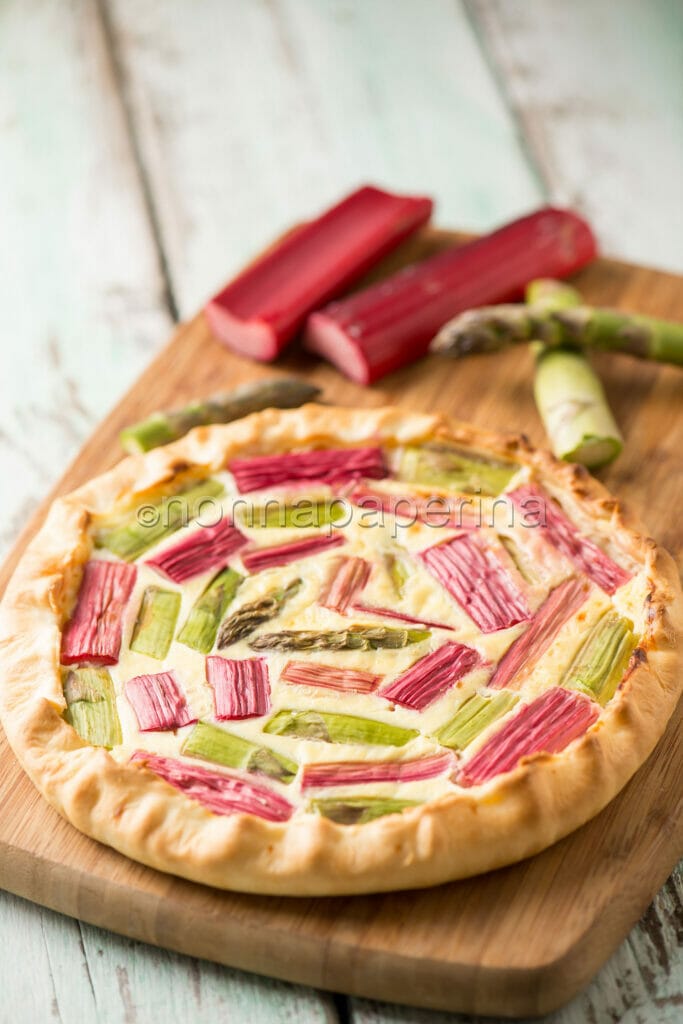 Quiche con rabarbaro e asparagi