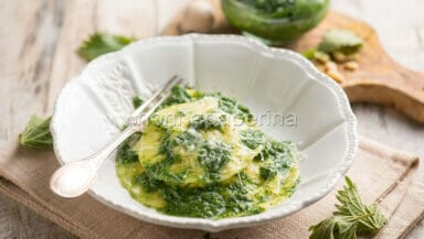 Ravioli tondi con pesto di ortiche