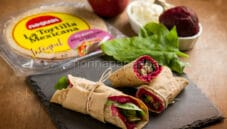 Wraps con barbabietole e formaggio, un piatto insolito Wraps con barbabietole e formaggio, un piatto insolito