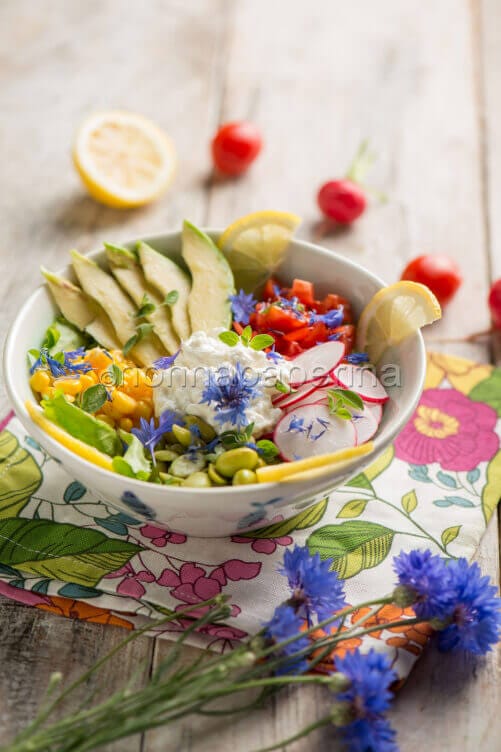 Bowl con avocado e fiocchi di latte Bowl con avocado e fiocchi di latte