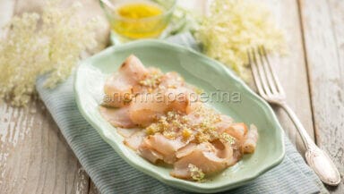 Carpaccio di storione con sambuco