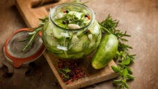 Cetrioli sotto aceto con erbe aromatiche, un’idea sfiziosa Cetrioli sotto aceto con erbe aromatiche, un’idea sfiziosa