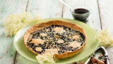 Crostata con confettura di sambuco, un dessert speciale