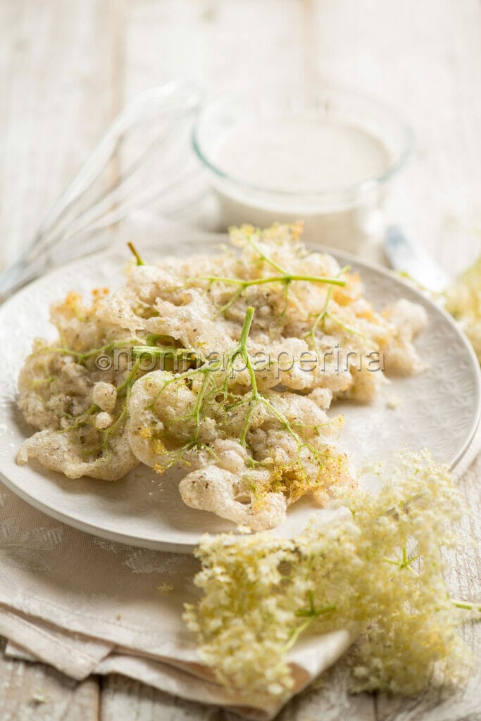 Frittelle con fiori di sambuco Frittelle con fiori di sambuco