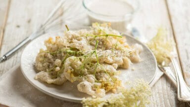 Frittelle con fiori di sambuco
