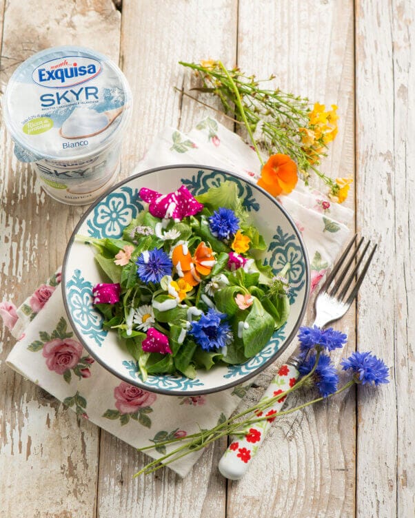 Insalata di fiori ed erbe con Skyr Insalata di fiori ed erbe con Skyr
