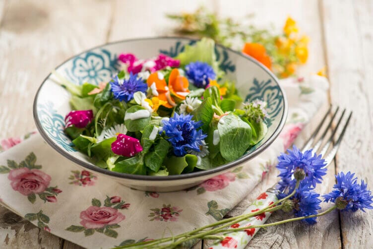 Insalata di fiori ed erbe con Skyr
