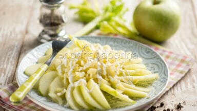 Insalata di mele e sedano