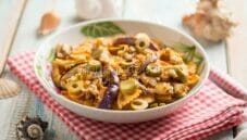 Insalata di pasta con melanzane grigliate, un piatto estivo Insalata di pasta con melanzane grigliate, un piatto estivo