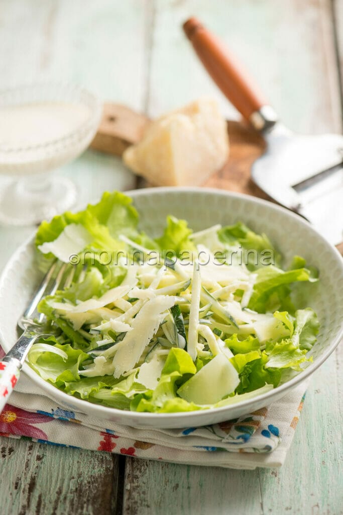 Insalata di zucchine crude Insalata di zucchine crude