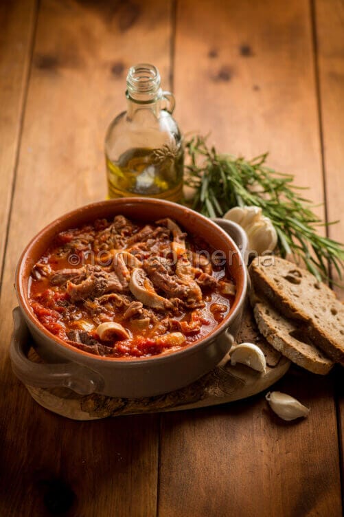 Lampredotto in umido nella pentola di terracotta Lampredotto in umido