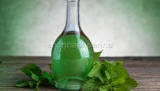 Liquore alla melissa, una bevanda alcolica e aromatica